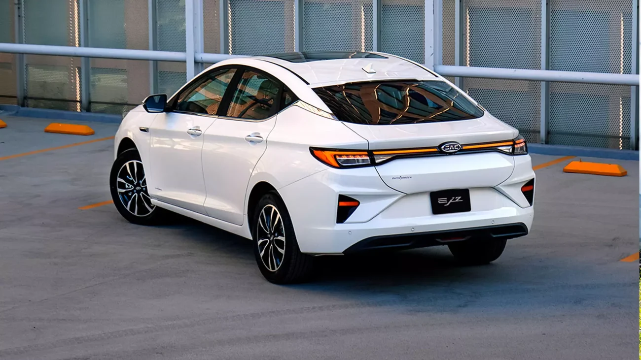 آغاز فروش نقدی و اقساطی سدان های برقی کرمان موتور KMC EJ7 و KMC EJ7 پلاس