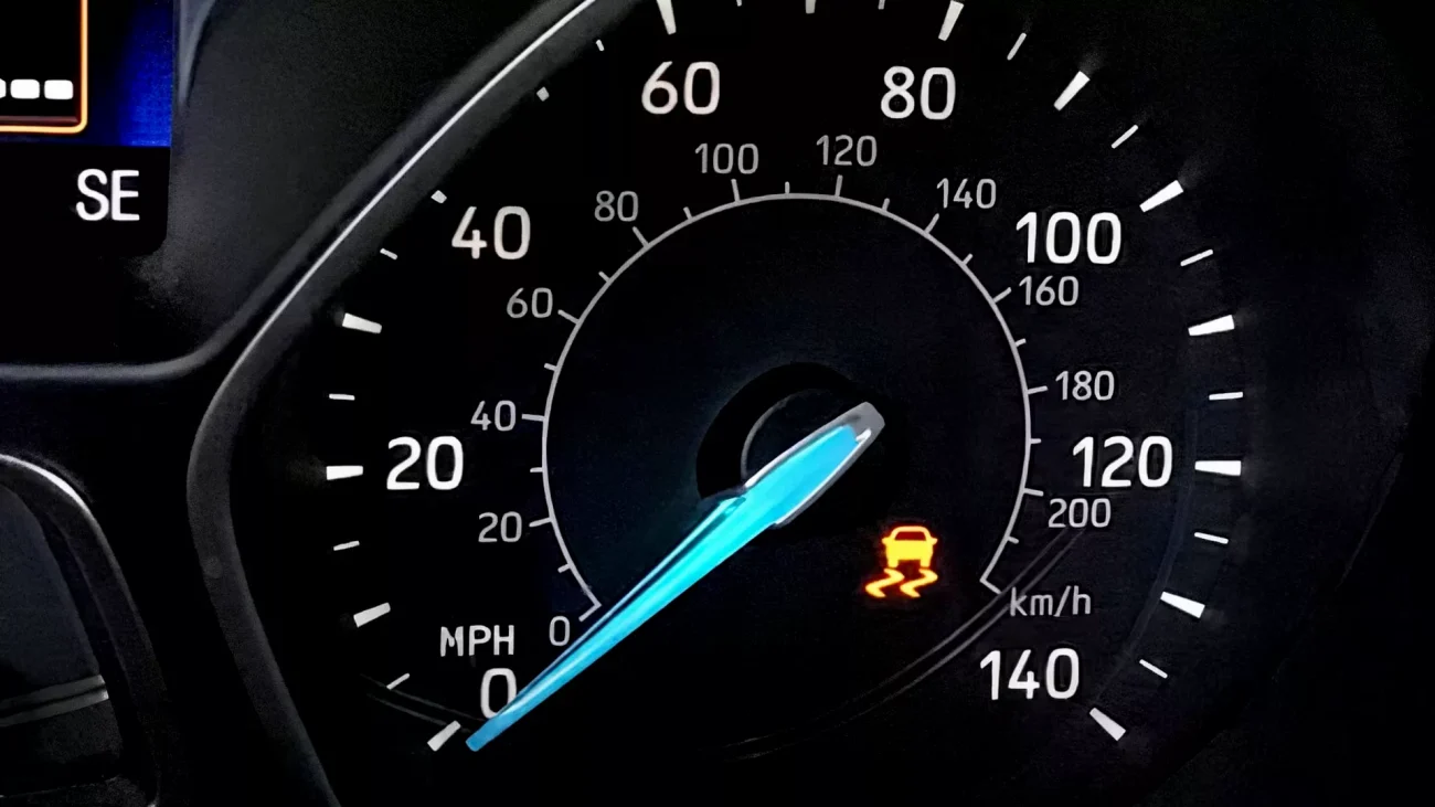 سیستم کنترل کشش (Traction Control System) یا TCS